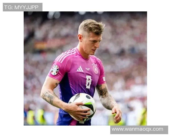 克罗斯在足球世界的传奇之路与未来展望:从天才少年到中场大师的成长历程 克罗斯在足球世界的传奇之路与未来展望:从天才少年到中场大师的成长历程