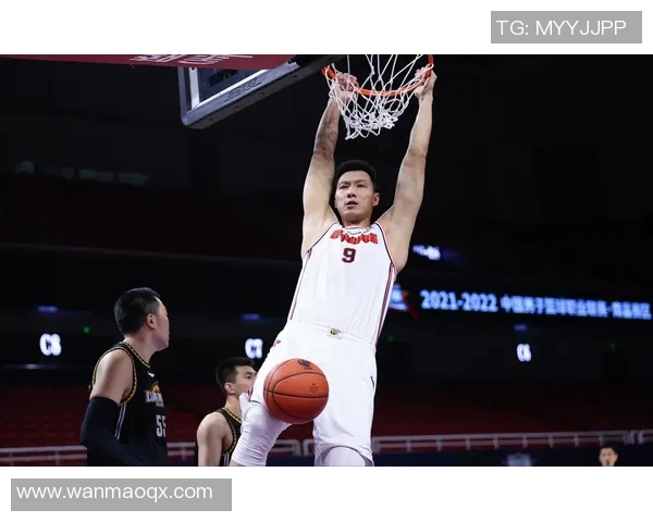 易建联重返赛场展现传奇风采引发球迷热议与期待