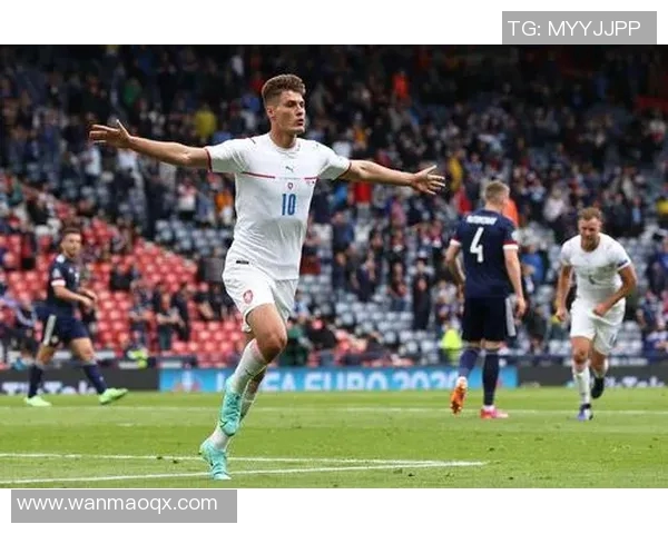 捷克与英格兰激战欧洲杯小组赛谁能在绿茵场上笑到最后